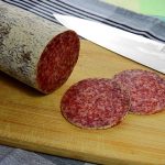 Wildsalami geschnitten