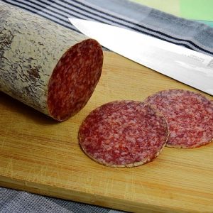 Wildsalami geschnitten