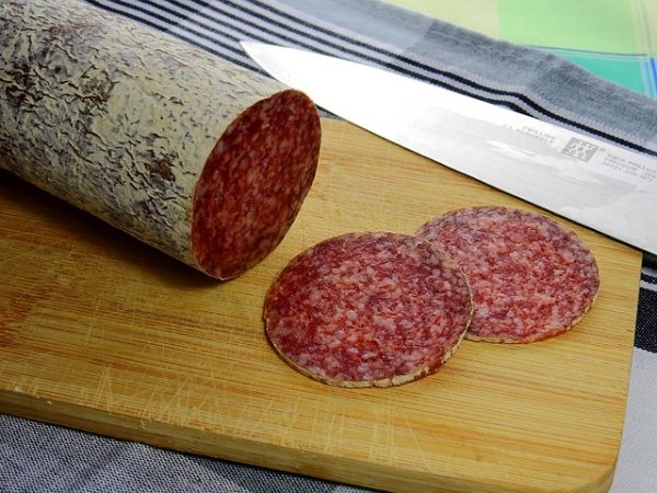 Wildsalami geschnitten